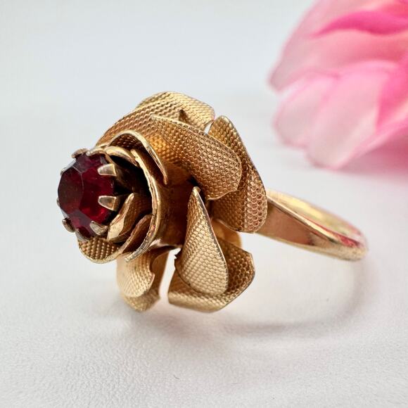 Vintage Sarah Coventry Red Rhinestone Rose Ring Gold Tone Floral Size 7 1/4 - Picture 3 of 11